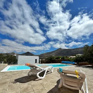Casa Marisa With Heated Pool & Garden Ferienhaus